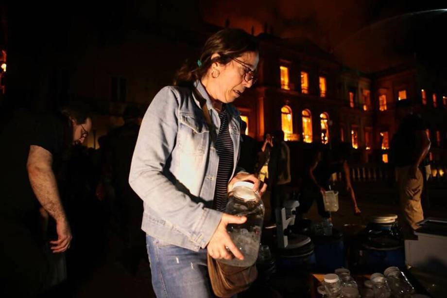 Funcionários do Museu Nacional tentam salvar parte do acervo e equipamentos de incêndio - 03/09/2018 Funcionários do Museu Nacional tentam salvar parte do acervo e equipamentos de incêndio - 03/09/2018