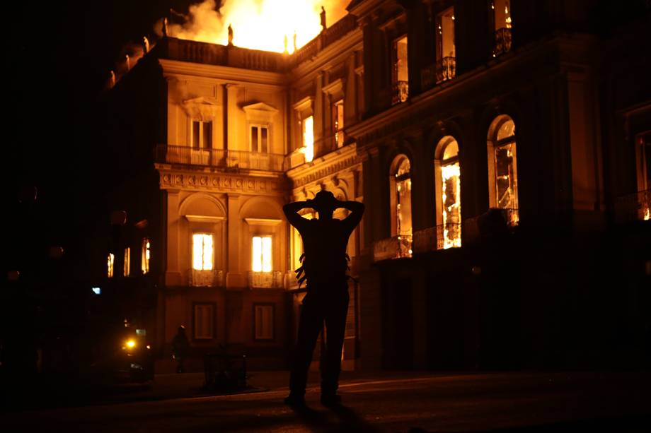 Funcionários do Museu Nacional tentam salvar parte do acervo e equipamentos de incêndio - 03/09/2018