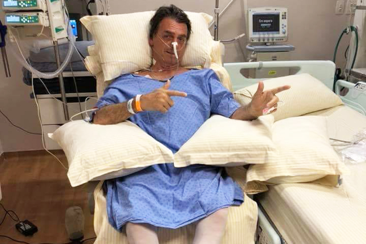 Jair Bolsonaro sentado no Hospital Albert Einstein