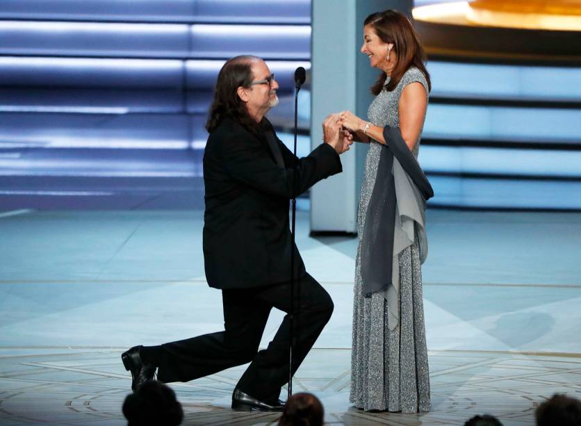 Glenn Weiss pede Jan Svandsen em casamento durante a cerimônia do Emmy Awards - 17/09/2018