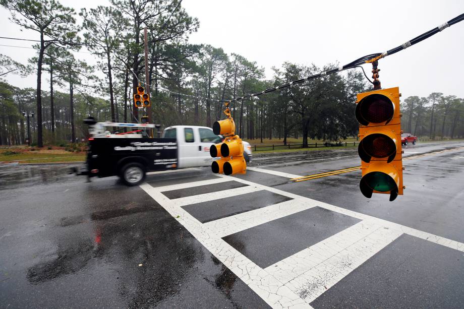 Semáforos são danificados após a passagem do furacão Florence em Wilmington, no estado americano da Carolina do Norte - 14/09/2018