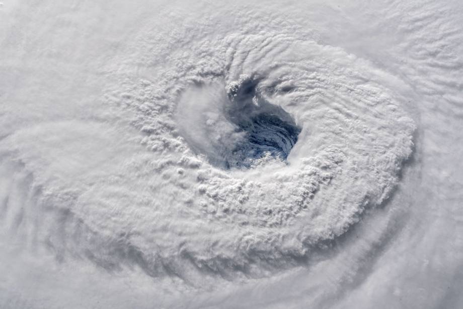 Câmera de alta definição posicionada do lado de fora da Estação Espacial Internacional captura o olho do furacão Florence através do Atlântico em direção à costa leste dos Estados Unidos - 12/09/2018