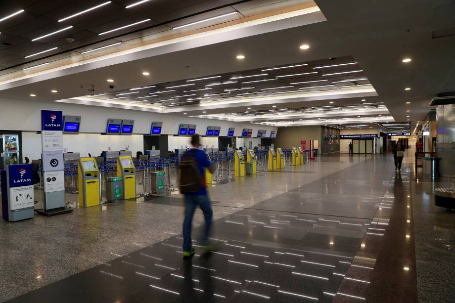 Homem passa por balcões de check-in vazios no saguão do aeroporto metropolitano Jorge Newbery durante uma greve nacional em Buenos Aires - 25/09/2018