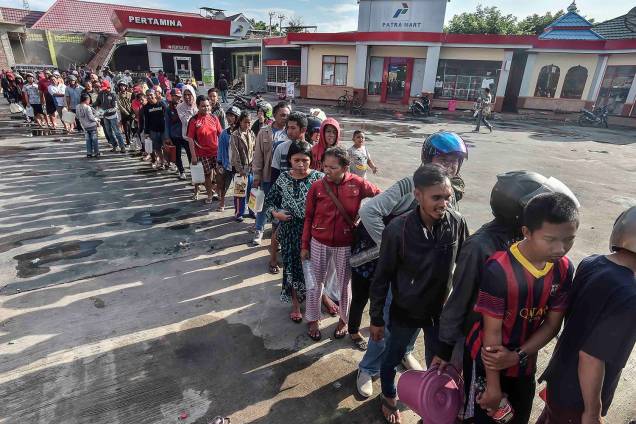 Pessoas buscam combustível na cidade de Palu, Indonésia - 30/09/2018 Pessoas buscam combustível na cidade de Palu, Indonésia - 30/09/2018