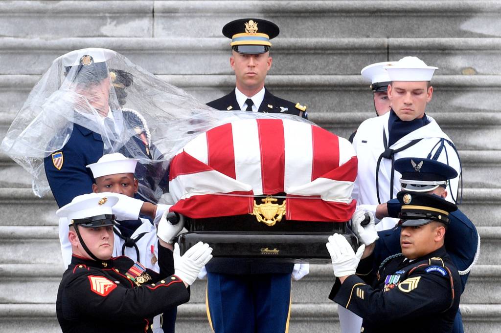 Por que os americanos demoram para ser enterrados?