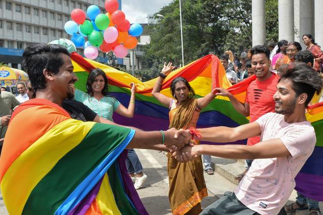 Ativistas da comunidade LGBT celebram a decisão da Suprema Corte que derruba a proibição das relações homossexuais em Bangalore, na Índia - 06/09/2018 Ativistas da comunidade LGBT celebram a decisão da Suprema Corte que derruba a proibição das relações homossexuais em Bangalore, na Índia - 06/09/2018
