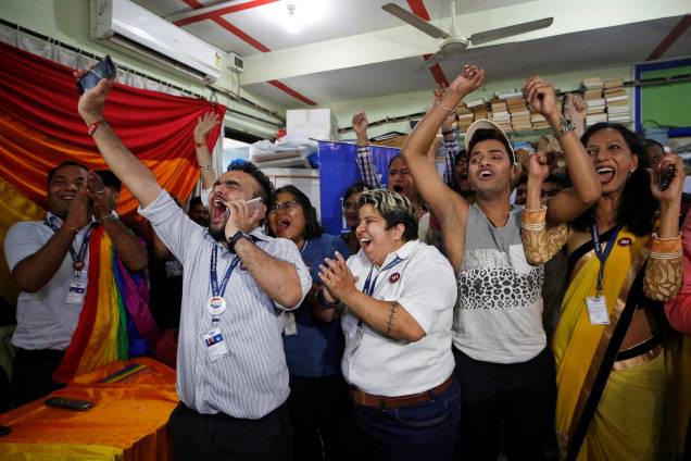 Ativistas da comunidade LGBT se reúnem em uma ONG em Mumbai para comemorar a decisão da Suprema Corte da Índia que descriminaliza as relações homossexuais - 06/09/2018 Ativistas da comunidade LGBT se reúnem em uma ONG em Mumbai para comemorar a decisão da Suprema Corte da Índia que descriminaliza as relações homossexuais - 06/09/2018