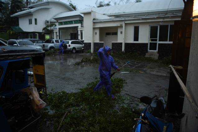 Trabalhadores removem galhos de uma árvore derrubado pelos ventos do supertufão Mangkhut que atingiu a cidade de Tuguegarao, província de Cagayan, ao norte de Manila nas Filipinas - 15/09/2018 Trabalhadores removem galhos de uma árvore derrubado pelos ventos do supertufão Mangkhut que atingiu a cidade de Tuguegarao, província de Cagayan, ao norte de Manila nas Filipinas - 15/09/2018