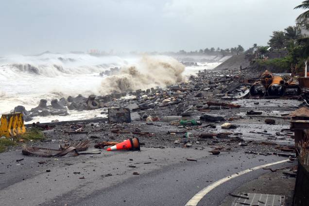 Escombros ocupam o trecho de uma estrada no município de Taitung, leste de Taiwan, enquanto o tufão Mangkhut se aproxima do sul do país - 15/09/2018 Escombros ocupam o trecho de uma estrada no município de Taitung, leste de Taiwan, enquanto o tufão Mangkhut se aproxima do sul do país - 15/09/2018