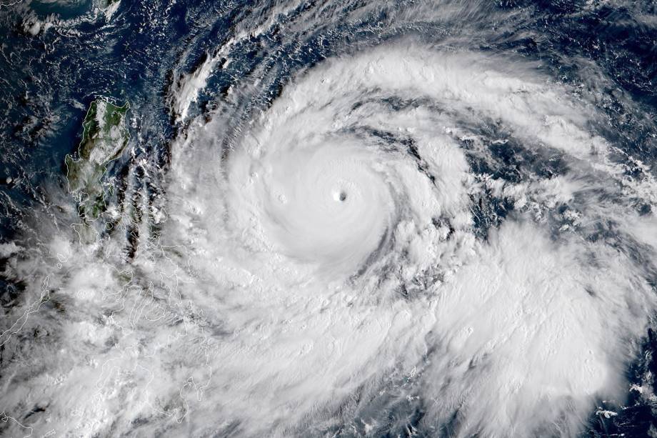 Imagem feita por satélite mostra o tufão Mangkhut avançando em direção às Filipinas - 13/09/2018