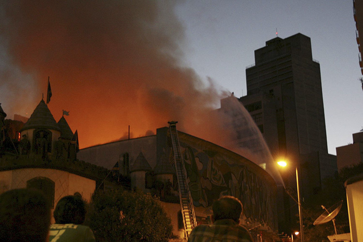 Incêndio no Teatro Cultura Artística, na Rua Nestor Pestana, na Consolação, em São Paulo - 17/08/2008