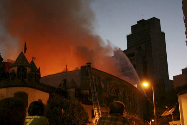 Incêndio no Teatro Cultura Artística, na Rua Nestor Pestana, na Consolação, em São Paulo - 17/08/2008 Incêndio no Teatro Cultura Artística, na Rua Nestor Pestana, na Consolação, em São Paulo - 17/08/2008