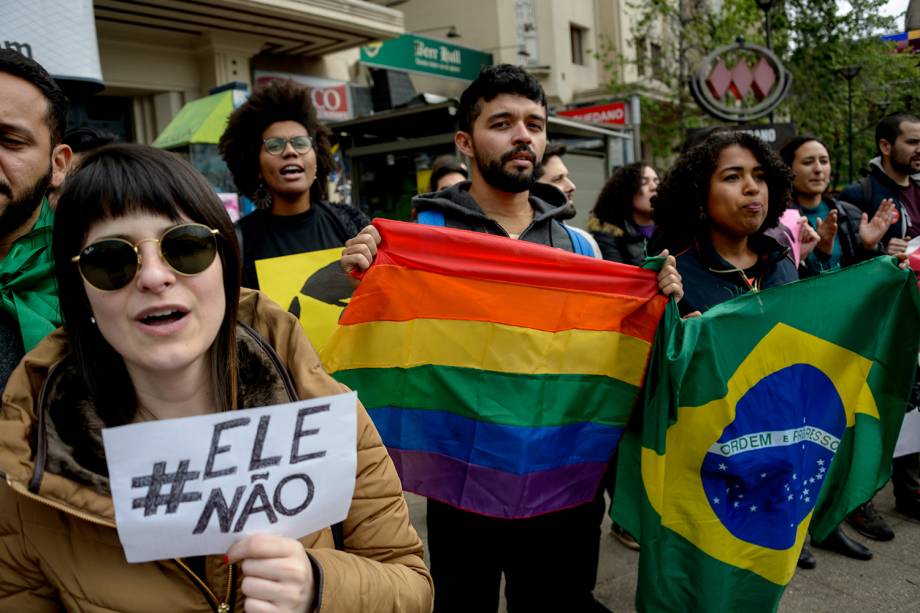 Manifestantes protestam contra o presidenciável Jair Bolsonaro em Santiago, Chile - 29/09/2018