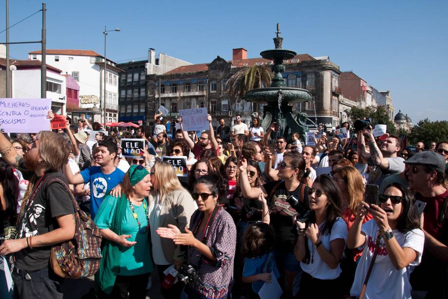 Manifestantes participam do ato Mulheres Contra Jair Bolsonaro, em Porto, Portugal - 29/09/2018