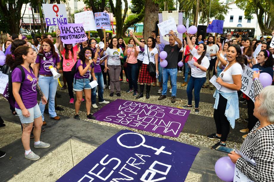 Protesto contra o presidenciável Jair Bolsonaro (PSL) na praça Afonso Pena, no centro de São José dos Campos, em São Paulo - 29/09/2018