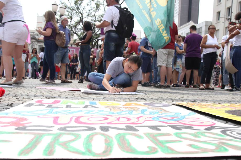 Protesto contra o candidato a Presidencia Jair Bolsonaro (PSL) é realizado no centro de Campinas, interior de São Paulo - 29/09/2018