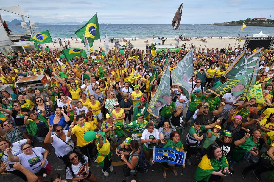 Apoiadores de Jair Bolsonaro realizam ato na praia de Copacabana no Rio de Janeiro - 29/09/2018