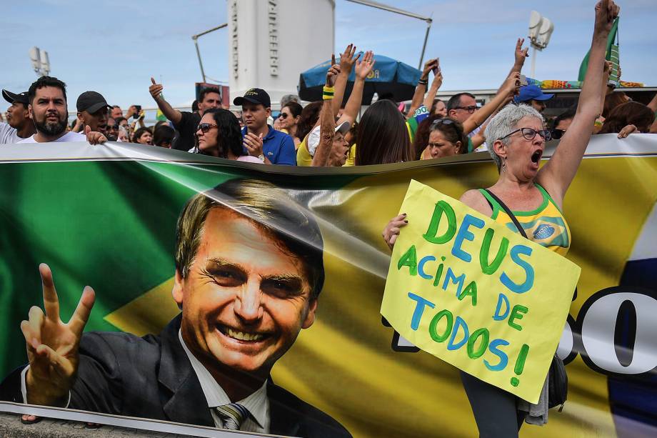 Apoiadores de Jair Bolsonaro realizam ato na praia de Copacabana no Rio de Janeiro - 29/09/2018