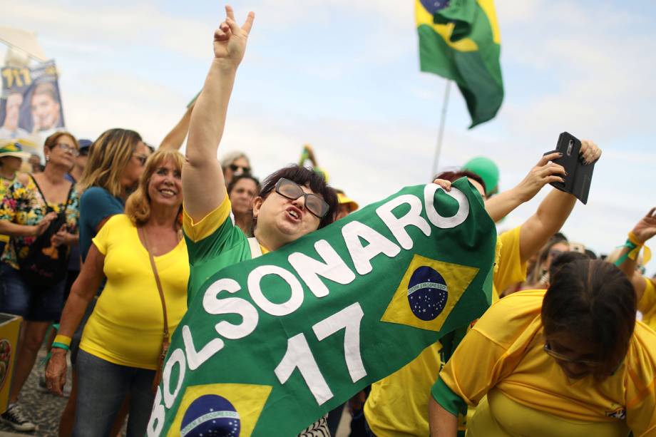 Apoiadores de Jair Bolsonaro realizam ato na praia de Copacabana no Rio de Janeiro - 29/09/2018