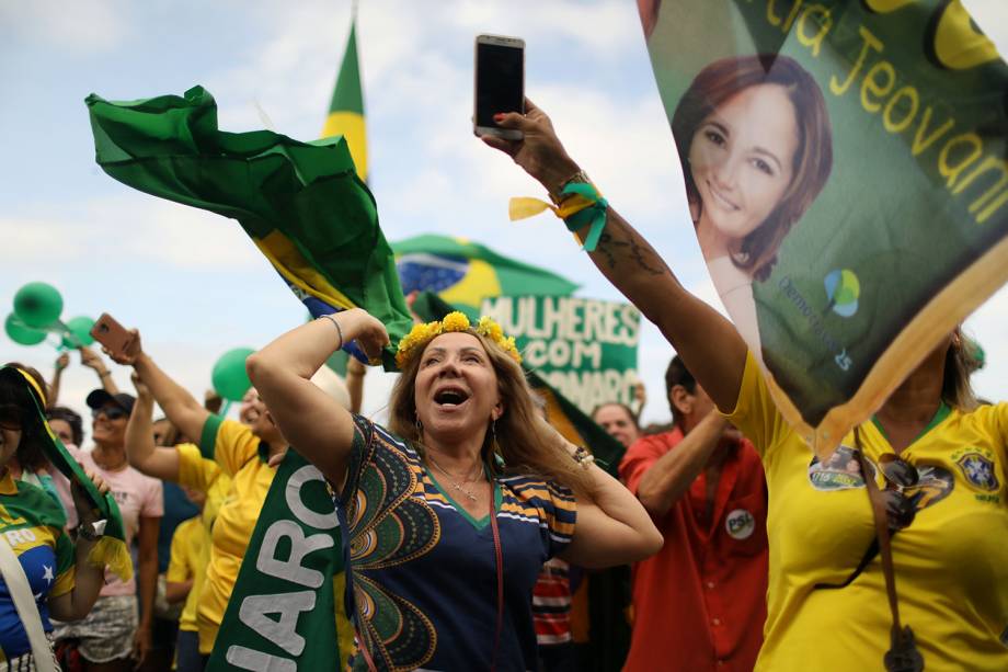 Apoiadores de Jair Bolsonaro realizam ato na praia de Copacabana no Rio de Janeiro - 29/09/2018