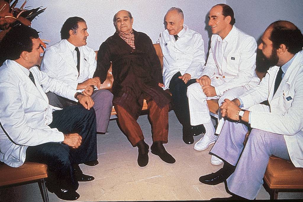 Tancredo Neves cercado de médicos em 1984 Tancredo Neves cercado de médicos em 1984
