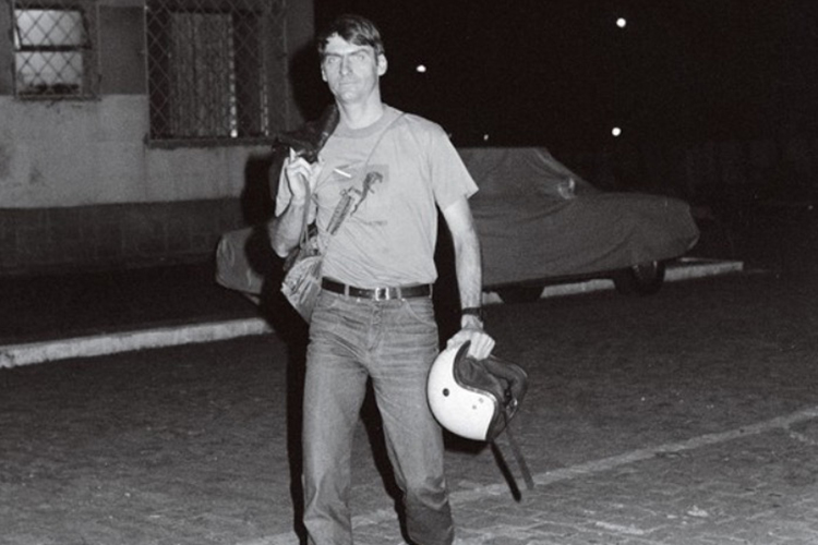 Filho do dentista prático Percy Geraldo Bolsonaro e da dona de casa Olinda Bonturi Bolsonaro, é o terceiro de seis irmãos. Na cidade em que cresceu, teve seu primeiro contato com o Exército no início da juventude Filho do dentista prático Percy Geraldo Bolsonaro e da dona de casa Olinda Bonturi Bolsonaro, é o terceiro de seis irmãos. Na cidade em que cresceu, teve seu primeiro contato com o Exército no início da juventude