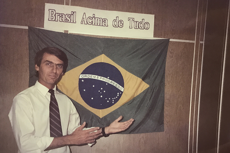Jair Bolsonaro posa para foto com a bandeira do Brasil na frente de seu gabinete na Câmara dos Deputados Jair Bolsonaro posa para foto com a bandeira do Brasil na frente de seu gabinete na Câmara dos Deputados