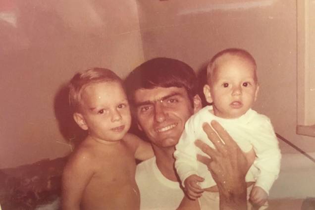 Jair Bolsonaro com seus filhos Flávio e Carlos Jair Bolsonaro com seus filhos Flávio e Carlos