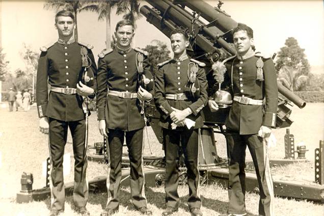 Na década de 70, Bolsonaro deixou o interior paulista para ingressar na Escola Preparatória de Cadetes do Exército, no Rio. Na década de 70, Bolsonaro deixou o interior paulista para ingressar na Escola Preparatória de Cadetes do Exército, no Rio.