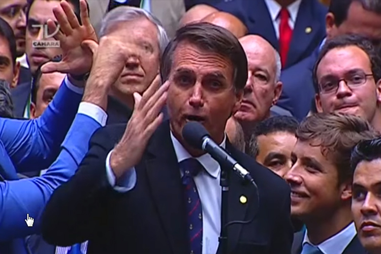 Em seu discurso pela cassação da então presidente Dilma Rousseff (PT), Bolsonaro parabenizou o então presidente da Câmara dos Deputados, Eduardo Cunha (MDB), e dedicou o voto à “memória do coronel Carlos Alberto Brilhante Ustra, o pavor de Dilma Rousseff”. Chefe dos órgãos de repressão da ditadura militar, Ustra (1932-2015) chegou a ser condenado em 2008, em primeira instância, por sequestro e tortura. - 17/04/2016