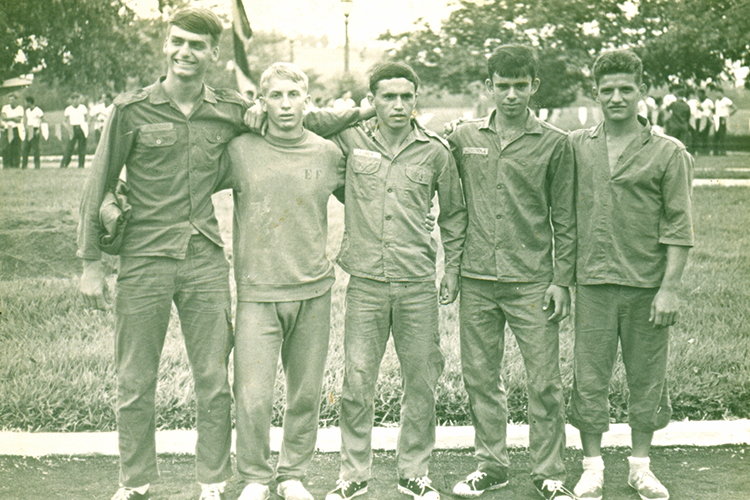 Formou-se em 1977 na Academia Militar das Agulhas Negras, em Resende. Integrante da Brigada Pára-Quedista, tornou-se mestre em saltos em 1983. Também estudou educação física na Escola do Exército. Formou-se em 1977 na Academia Militar das Agulhas Negras, em Resende. Integrante da Brigada Pára-Quedista, tornou-se mestre em saltos em 1983. Também estudou educação física na Escola do Exército.