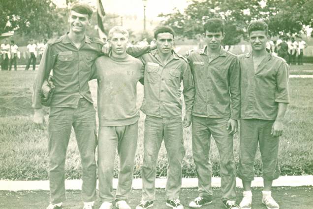 Formou-se em 1977 na Academia Militar das Agulhas Negras, em Resende. Integrante da Brigada Pára-Quedista, tornou-se mestre em saltos em 1983. Também estudou educação física na Escola do Exército. Formou-se em 1977 na Academia Militar das Agulhas Negras, em Resende. Integrante da Brigada Pára-Quedista, tornou-se mestre em saltos em 1983. Também estudou educação física na Escola do Exército.