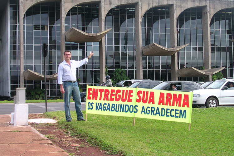 Jair Bolsonaro coloca faixa de protesto em frente ao Palácio da Justiça, em Brasília (DF), nos anos 2000 Jair Bolsonaro coloca faixa de protesto em frente ao Palácio da Justiça, em Brasília (DF), nos anos 2000