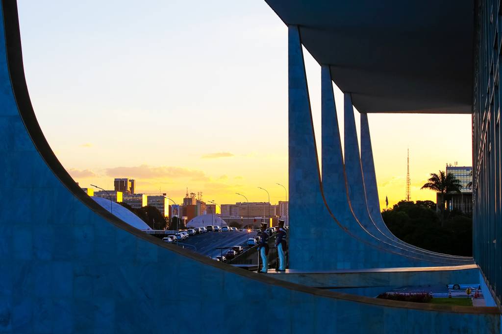 Em eleição polarizada, país vai às urnas para escolher seu 38º presidente