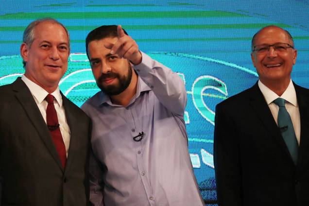 Ciro Gomes (PDT), Guilherme Boulos (PSOL) e Geraldo Alckmin (PSDB), antes do início de debate entre presidenciáveis realizado pela TV Globo - 04/10/2018 Ciro Gomes (PDT), Guilherme Boulos (PSOL) e Geraldo Alckmin (PSDB), antes do início de debate entre presidenciáveis realizado pela TV Globo - 04/10/2018
