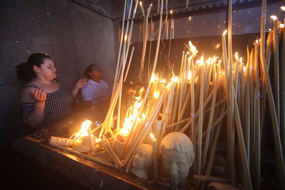 Fiéis rezam ao lado de velas no Santuário Nacional de Nossa Senhora Aparecida, na cidade de Aparecida, São Paulo - 12/10/2018