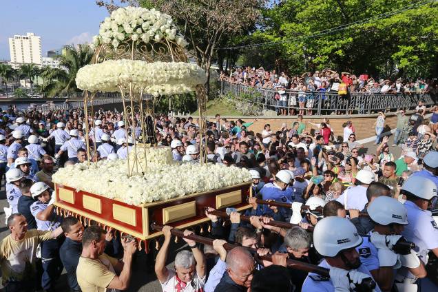 A imagem de Nossa Senhora Aparecida é carregada durante uma procissão até a Basílica de Aparecida - 12/10/2018 A imagem de Nossa Senhora Aparecida é carregada durante uma procissão até a Basílica de Aparecida - 12/10/2018