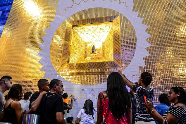 Fiéis admiram uma representação de Nossa Senhora Aparecida em uma das paredes do Santuário Nacional de Nossa Senhora Aparecida durante as comemorações - 12/10/2018 Fiéis admiram uma representação de Nossa Senhora Aparecida em uma das paredes do Santuário Nacional de Nossa Senhora Aparecida durante as comemorações - 12/10/2018