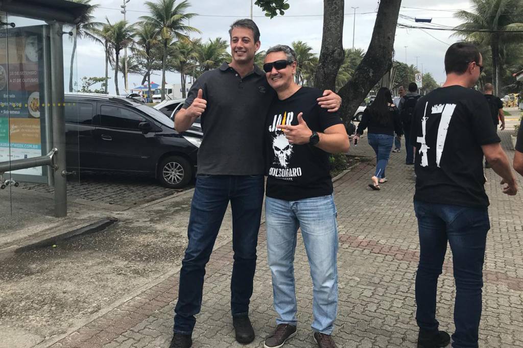 Policiais federais usam camiseta pró-Bolsonaro Policiais federais usam camiseta pró-Bolsonaro