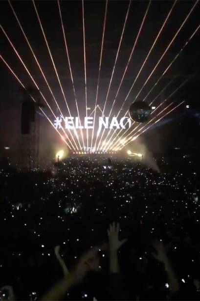 Durante o show no Allianz Parque, o ex-líder da banda Pink Floyd, Roger Waters exibiu no telão a hashtag Ele Não, contra o candidato Jair Bolsonaro - 09/10/2018