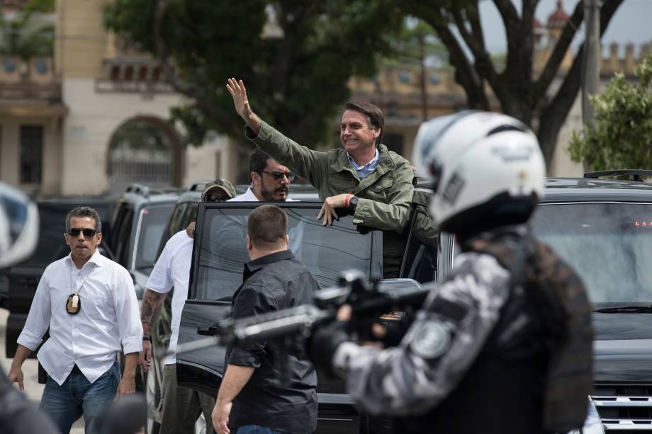 O candidato a Presidência da República Jair Bolsonaro (PSL) deixa a escola onde votou, na Vila Militar em Deodoro, na Zona Oeste do Rio