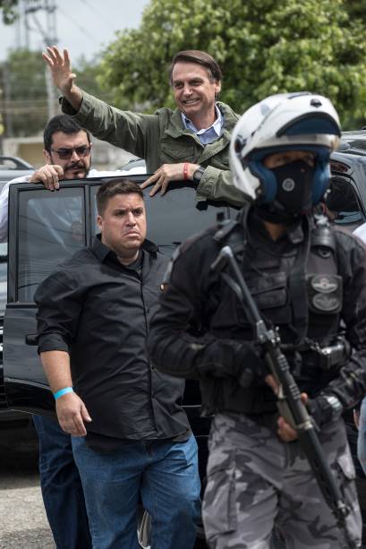 O candidato a Presidência da República Jair Bolsonaro (PSL) deixa a escola onde votou, na Vila Militar em Deodoro, na Zona Oeste do Rio