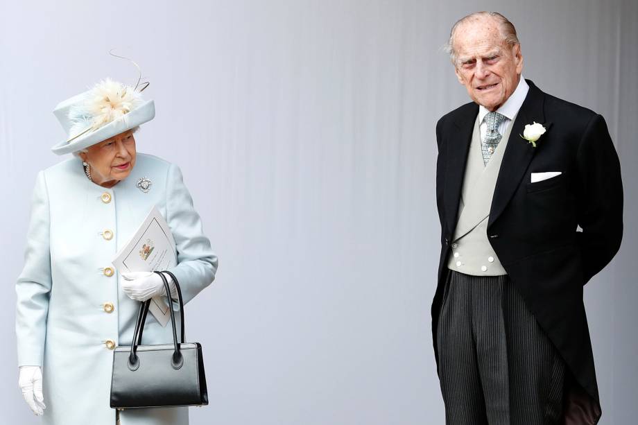 A Rainha Elizabeth e o Príncipe Philip aguardam a chegada da carruagem com a Princesa Eugenie de York e Jack Brooksbank após casamento na Capela de São Jorge, no Castelo de Windsor - 12/10/2018