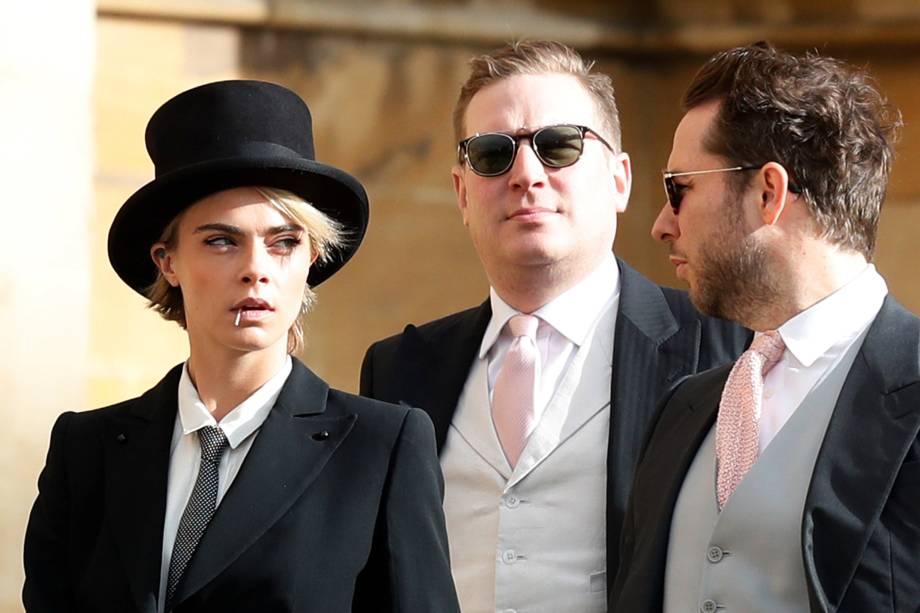 A modelo britânica Cara Delevingne chega para o casamento da princesa Eugenie de York com Jack Brooksbank na Capela de São Jorge, no Castelo de Windsor - 12/10/2018