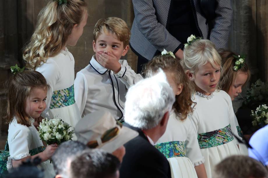 O príncipe George e a princesa Charlotte acompanham o grupo de pajens durante o casamento da princesa Eugenie com Jack Brooksbank na capela de São Jorge no castelo de Windsor - 12/10/2018