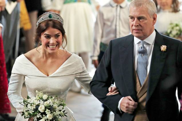 Princesa Eugenie é levada ao altar por seu pai, o duque de York, para seu casamento com Jack Brooksbank na Capela de São Jorge no Castelo de Windsor - 12/10/2018 Princesa Eugenie é levada ao altar por seu pai, o duque de York, para seu casamento com Jack Brooksbank na Capela de São Jorge no Castelo de Windsor - 12/10/2018