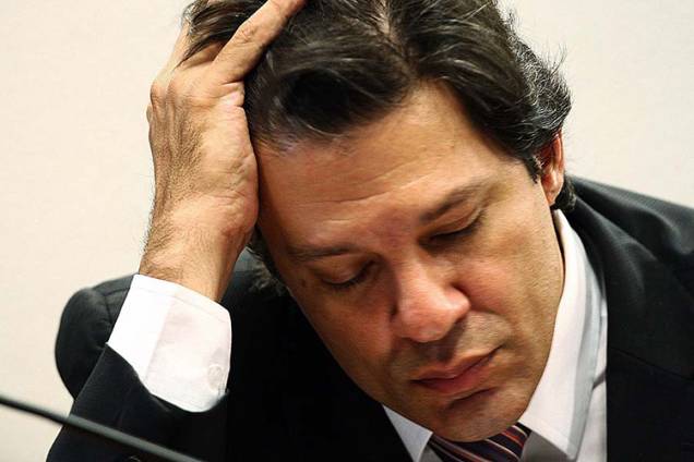 Fernando Haddad, como ministro da Educação, enfrentou diversas polêmicas em relação ao ENEM (Exame Nacional do Ensino Médio). Em 2009, a prova vazou antes de ser realizada. O Ministério da Educação foi obrigado a cancelá-la e remarcar uma nova com um atraso de dois meses. No ano seguinte, houve problemas de impressão em provas de cor amarela, com dados trocados no cabeçalho. Já em 2011, o MEC cancelou treze questões em todo o país após constatar que o resultado de algumas questões tinha sido antecipado a alunos de um colégio em Fortaleza - 16/11/2010 Fernando Haddad, como ministro da Educação, enfrentou diversas polêmicas em relação ao ENEM (Exame Nacional do Ensino Médio). Em 2009, a prova vazou antes de ser realizada. O Ministério da Educação foi obrigado a cancelá-la e remarcar uma nova com um atraso de dois meses. No ano seguinte, houve problemas de impressão em provas de cor amarela, com dados trocados no cabeçalho. Já em 2011, o MEC cancelou treze questões em todo o país após constatar que o resultado de algumas questões tinha sido antecipado a alunos de um colégio em Fortaleza - 16/11/2010