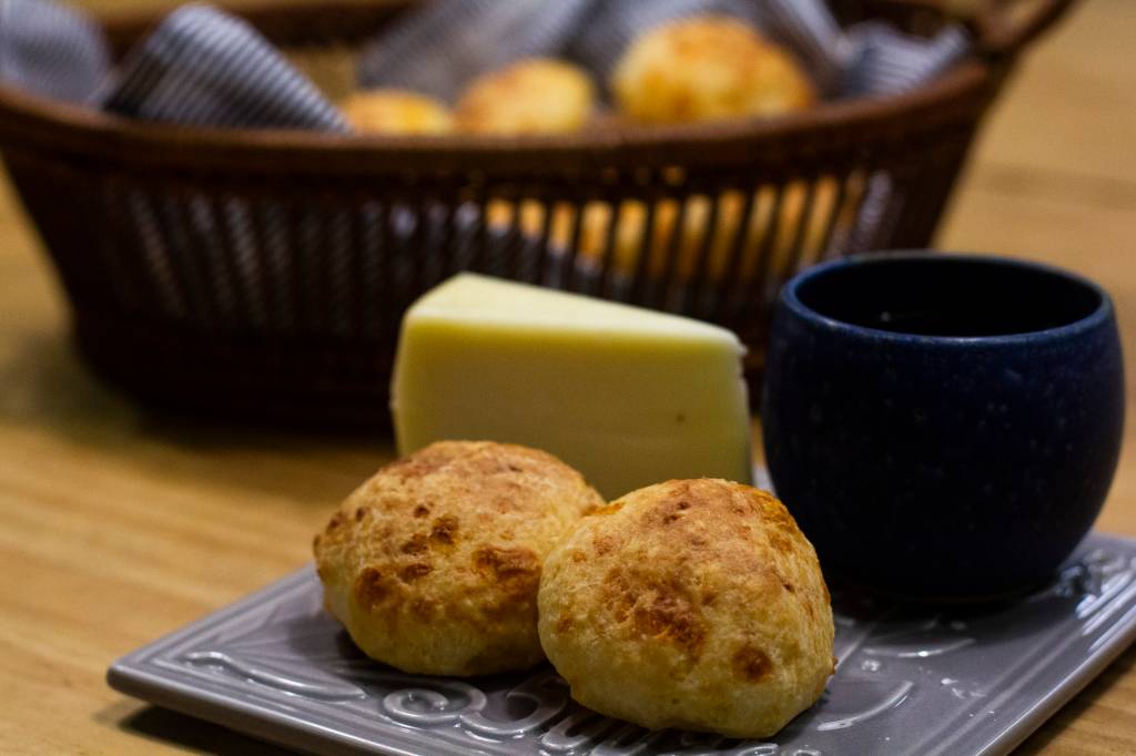 Qual é o plural de ‘pão de queijo’? Aprenda o certo e não azede o quitute