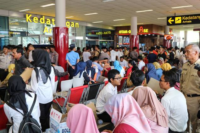 Parentes de passageiros do vôo voo JT610 da Lion Air, que caiu no mar, choram no Aeroporto Depati Amir em Pangkal Pinang, ilha de Belitung, na Indonésia - 29/10/2018 Parentes de passageiros do vôo voo JT610 da Lion Air, que caiu no mar, choram no Aeroporto Depati Amir em Pangkal Pinang, ilha de Belitung, na Indonésia - 29/10/2018