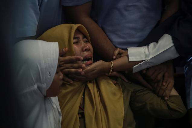 Parentes de passageiros do vôo voo JT610 da Lion Air, que caiu no mar, choram no Aeroporto Depati Amir em Pangkal Pinang, ilha de Belitung, na Indonésia - 29/10/2018 Parentes de passageiros do vôo voo JT610 da Lion Air, que caiu no mar, choram no Aeroporto Depati Amir em Pangkal Pinang, ilha de Belitung, na Indonésia - 29/10/2018